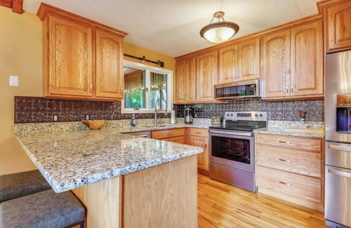 Burnsville Chalet De Esquí | WALK TO MAIN ST., Pets OK, Close to Shops, Hiking, 30 min to Hatley Pointe