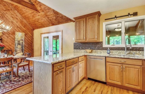 Burnsville Chalet De Esquí | WALK TO MAIN ST., Pets OK, Close to Shops, Hiking, 30 min to Hatley Pointe