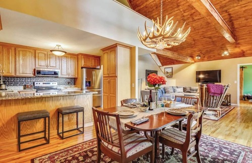 Burnsville Chalet De Esquí | WALK TO MAIN ST., Pets OK, Close to Shops, Hiking, 30 min to Hatley Pointe