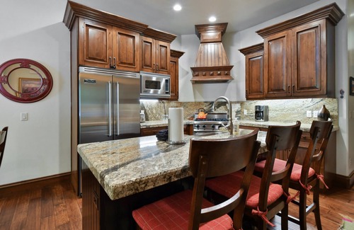 Park City Casa | Walk to Skiing, Exceptional Juniper Landing 2 BR, Private Hot Tub, Golf Course Views, Outdoor Pool