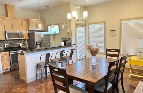 Central East Austin Casa | Walk to UT and Moody Center. Spacious and Cozy Retreat