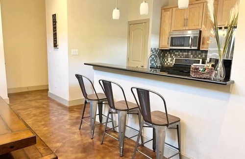 Central East Austin Casa | Walk to UT and Moody Center. Spacious and Cozy Retreat