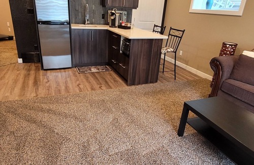 Cochrane Apartamento | Walkout Basement Suite with Private Hot Tub