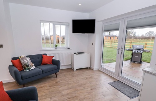 Radbourne Cabina | WALNUT LODGE, pet friendly, with a garden in Etwall