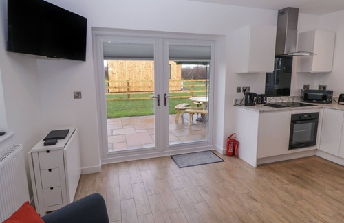 Radbourne Cabina | WALNUT LODGE, pet friendly, with a garden in Etwall