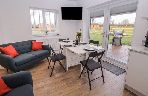 Radbourne Cabina | WALNUT LODGE, pet friendly, with a garden in Etwall