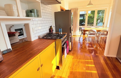 Ahuriri Casa | Warm & Sunny Bungalow Overlooking Vibrant Ahuriri Village. Perfect for families.