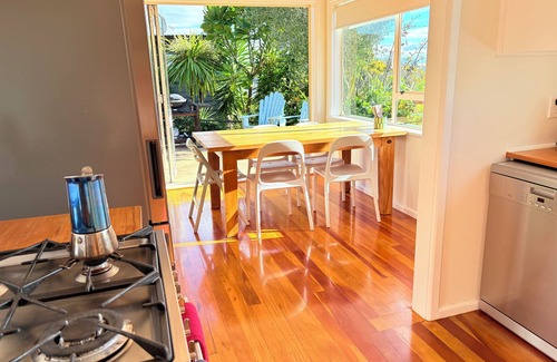 Ahuriri Casa | Warm & Sunny Bungalow Overlooking Vibrant Ahuriri Village. Perfect for families.