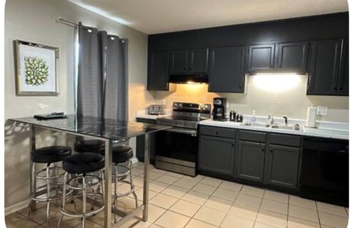 Hickory Apartamento | 2 Bedrooms, Queen beds, 1.5 Baths, Tub-Shower, Smart TV, Full Size Washer Dryer