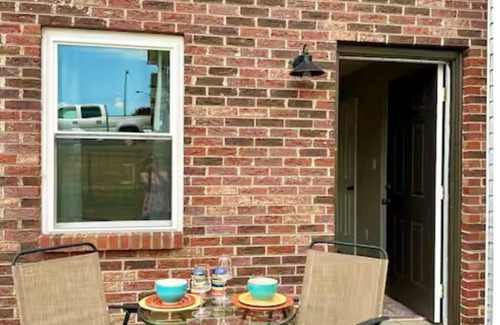 Hickory Apartamento | 2 Bedrooms, Queen beds, 1.5 Baths, Tub-Shower, Smart TV, Full Size Washer Dryer