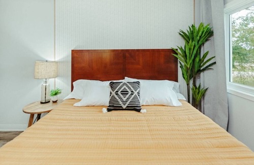 Plover Casa | Washington Manor Room #10