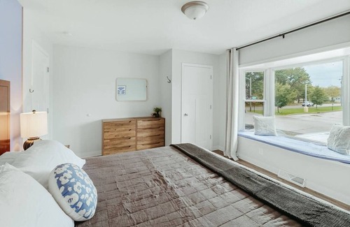 Plover Casa | Washington Manor Room #9