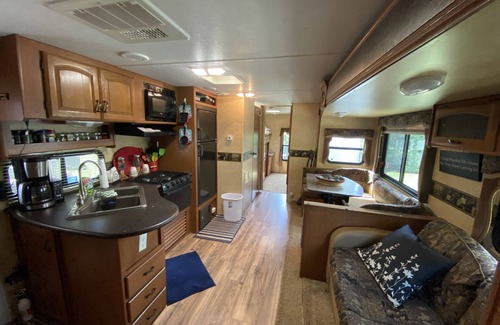 Riverwood Alquiler De RV | Water Front Tracer RV by Glampers Camp