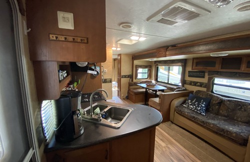 Riverwood Alquiler De RV | Water Front Tracer RV by Glampers Camp