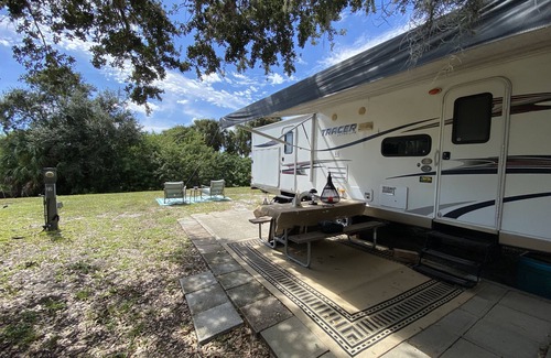 Riverwood Alquiler De RV | Water Front Tracer RV by Glampers Camp