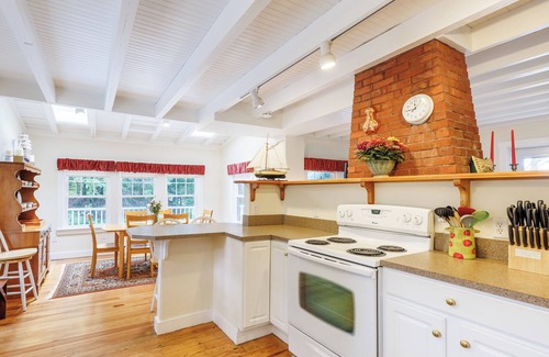 West Boothbay Harbor Cabaña | Waterfront Cottage Sentado en el borde del agua de Townsend Gut