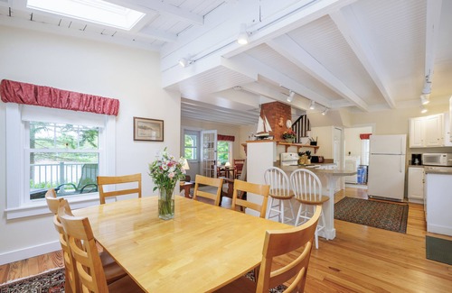 West Boothbay Harbor Cabaña | Waterfront Cottage Sentado en el borde del agua de Townsend Gut