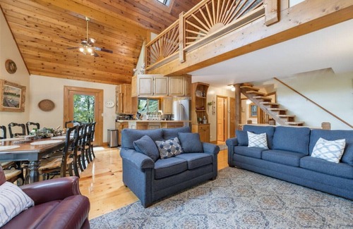 Winchester Cabina | Water's Edge-Water Views, Dock/Slip, Hot Tub, Fire Pit, SUPs