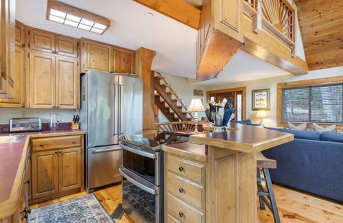 Winchester Cabina | Water's Edge-Water Views, Dock/Slip, Hot Tub, Fire Pit, SUPs