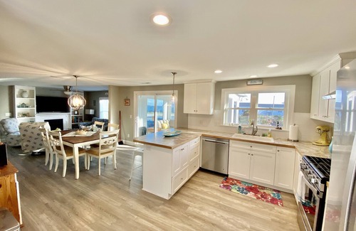 Carteret County Casa | Water View&Access~ Game Room~Sunrise~Beach~Kayak Fishing~Close to Ferry~Sleeps 6