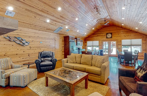 Maysville Cabina | Water-view cabin with deck, gas grill, Ping-Pong & pool tables, fireplace