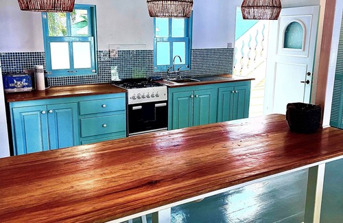 Mount Pleasant Bay Cabaña | Waterfront Cottage on Belmont Walkway in Bequia