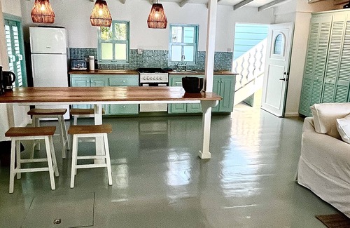 Mount Pleasant Bay Cabaña | Waterfront Cottage on Belmont Walkway in Bequia