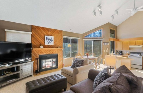 Fontana Condominio | Waterfront |Duck Pond Getaway at Abbey Springs |Golf Cart |Pools |Clubhouse |Fitness Center