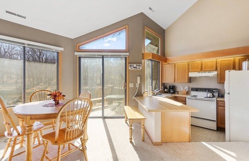 Fontana Condominio | Waterfront |Duck Pond Getaway at Abbey Springs |Golf Cart |Pools |Clubhouse |Fitness Center