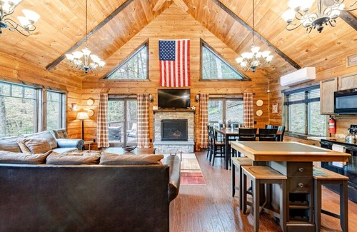 East Stroudsburg Casa | Nueva construcción: cabaña frente al río