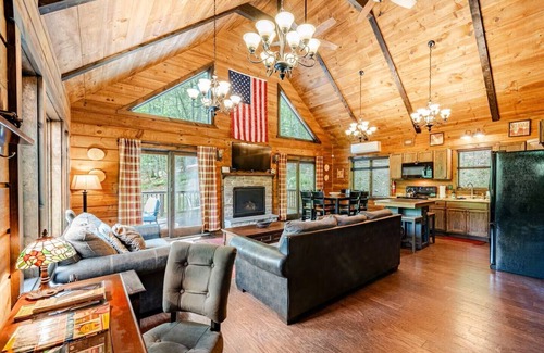 East Stroudsburg Casa | Nueva construcción: cabaña frente al río