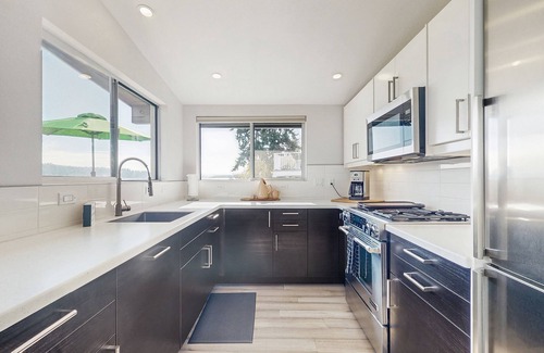 Retsil Casa | Waterfront home with a full kitchen, gas fireplace, W/D, & kayaks - views