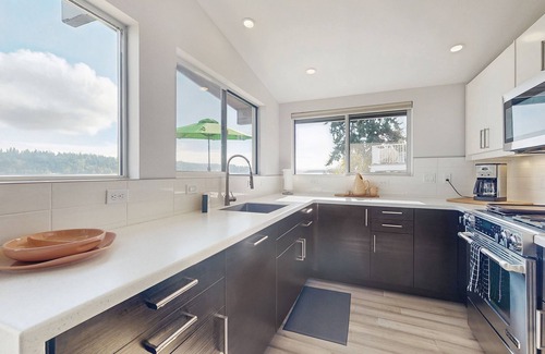 Retsil Casa | Waterfront home with a full kitchen, gas fireplace, W/D, & kayaks - views