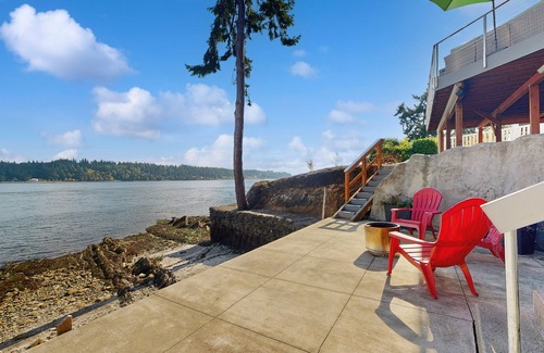 Retsil Casa | Waterfront home with a full kitchen, gas fireplace, W/D, & kayaks - views
