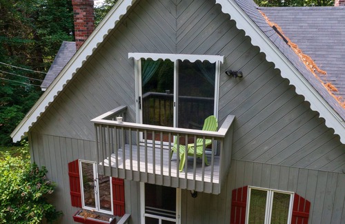 Oxford Casa | Waterfront Home with ample outdoor entertainment space on Thompson Lake