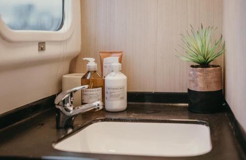 Victoria and Alfred Waterfront Alquiler De Eote | Waterfront Houseboat