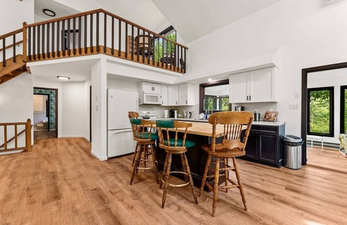 East Stroudsburg Villa | Waterfront Mansion W hot-tub & Pool by RedAwning