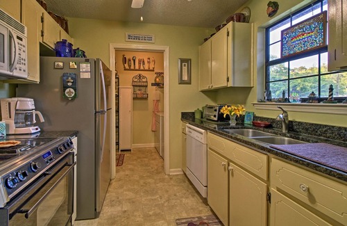 Midway Casa | ¡NUEVO! Waterfront Midway Home con terraza acristalada y patio grande