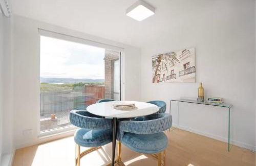 Sandy Bay Casa | Waterfront Stay at Nutgrove Beach