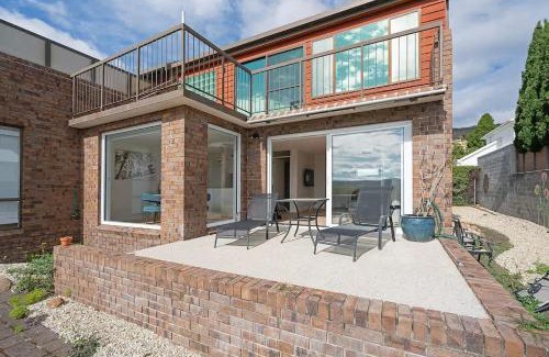 Sandy Bay Casa | Waterfront Stay at Nutgrove Beach