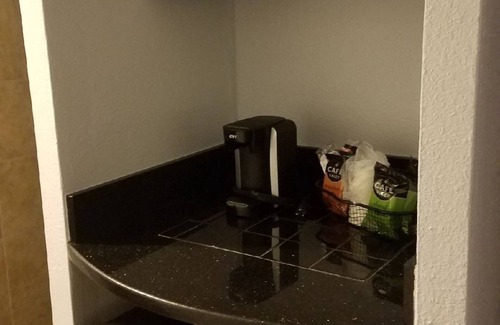 Trailer Estates Hotel | UNIDAD DE ESTUDIO FRENTE AL MAR 107 en el Ramada Inn Sara Bay Marina 7150 N Tamiami Tr