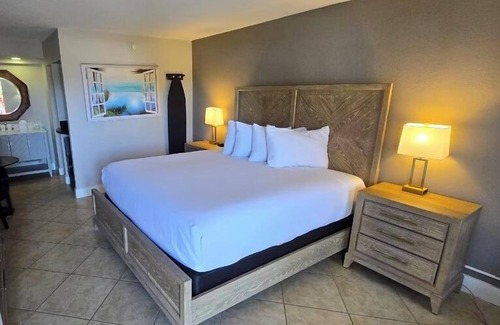 Trailer Estates Hotel | UNIDAD DE ESTUDIO FRENTE AL MAR 107 en el Ramada Inn Sara Bay Marina 7150 N Tamiami Tr