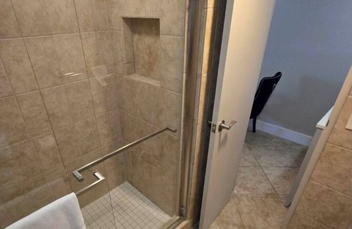 Trailer Estates Hotel | UNIDAD DE ESTUDIO FRENTE AL MAR 107 en el Ramada Inn Sara Bay Marina 7150 N Tamiami Tr