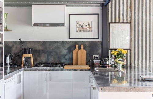 Robertson Cabaña | CUIDADO Robertson - una conversión de cobertizo elegante