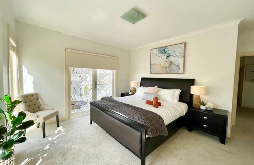 Maribyrnong Casa | Waterside Place - Stunning 4BR Family Home in Edgewater