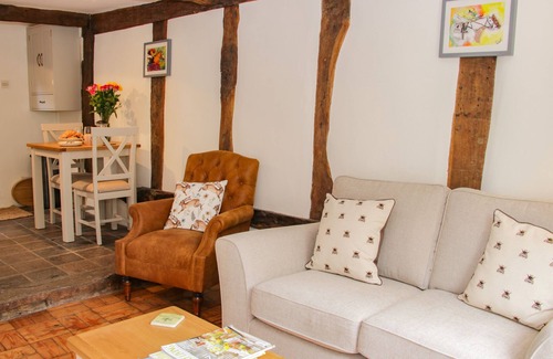 Malpas Cabaña | WATTLE COTTAGE, pet friendly, character holiday cottage in Malpas