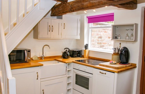 Malpas Cabaña | WATTLE COTTAGE, pet friendly, character holiday cottage in Malpas