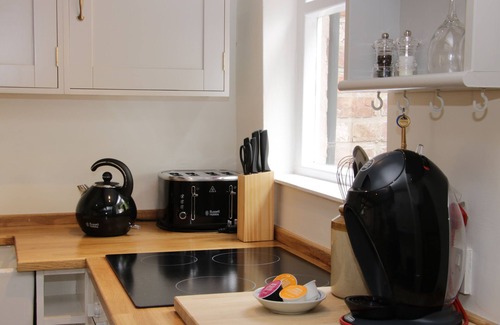 Malpas Cabaña | WATTLE COTTAGE, pet friendly, character holiday cottage in Malpas