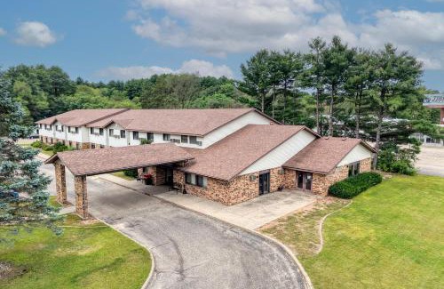 Wautoma Hotel | Wautoma Inn by OYO near Airport WI 73