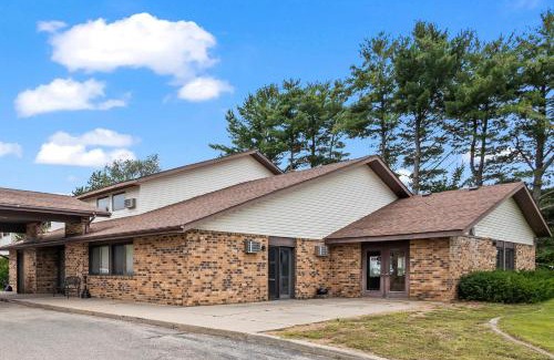 Wautoma Hotel | Wautoma Inn by OYO near Airport WI 73